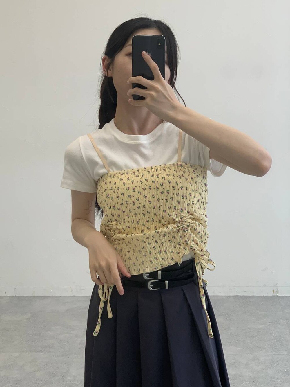 グレー系のスカート、ベージュ系のキャミソールを着用したレディースの夏コーディネートの5枚目の写真