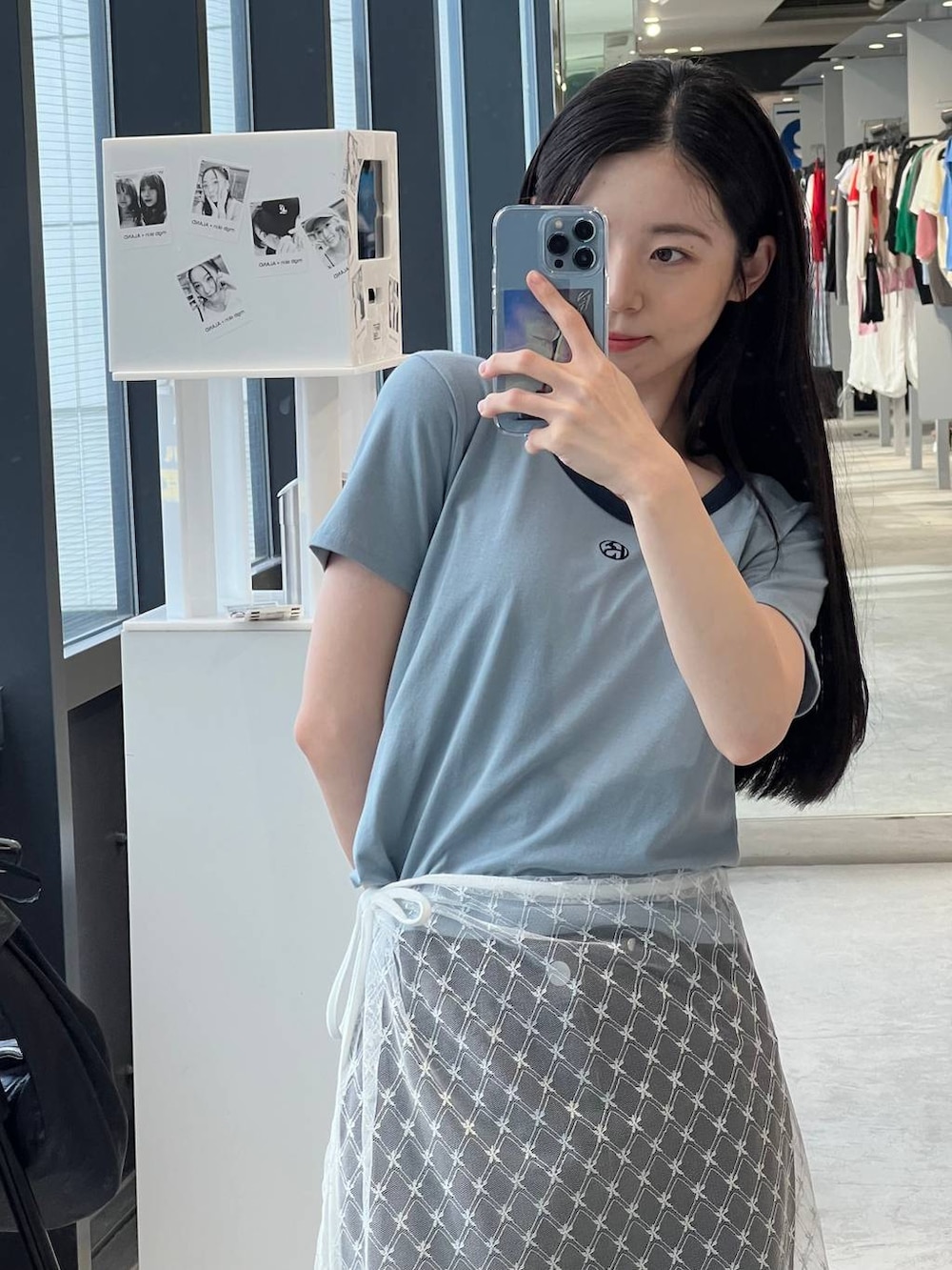 その他のスカート、ブルー系のTシャツ/カットソー、ブラック系のデニムパンツを着用したレディースの夏コーディネートの4枚目の写真