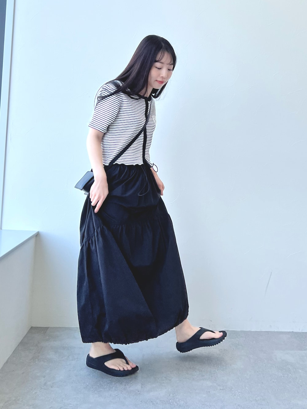 ブラック系のサンダル、ブラック系のスカート、その他のカーディガン/ボレロを着用したレディースの夏コーディネートの3枚目の写真