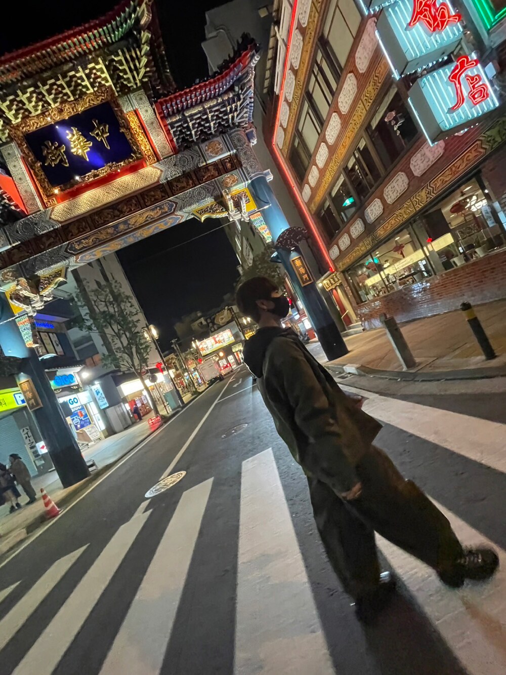 ブラック系のパーカー、グリーン系のシャツ/ブラウス、グリーン系のカーゴパンツを着用したメンズの冬コーディネートの2枚目の写真