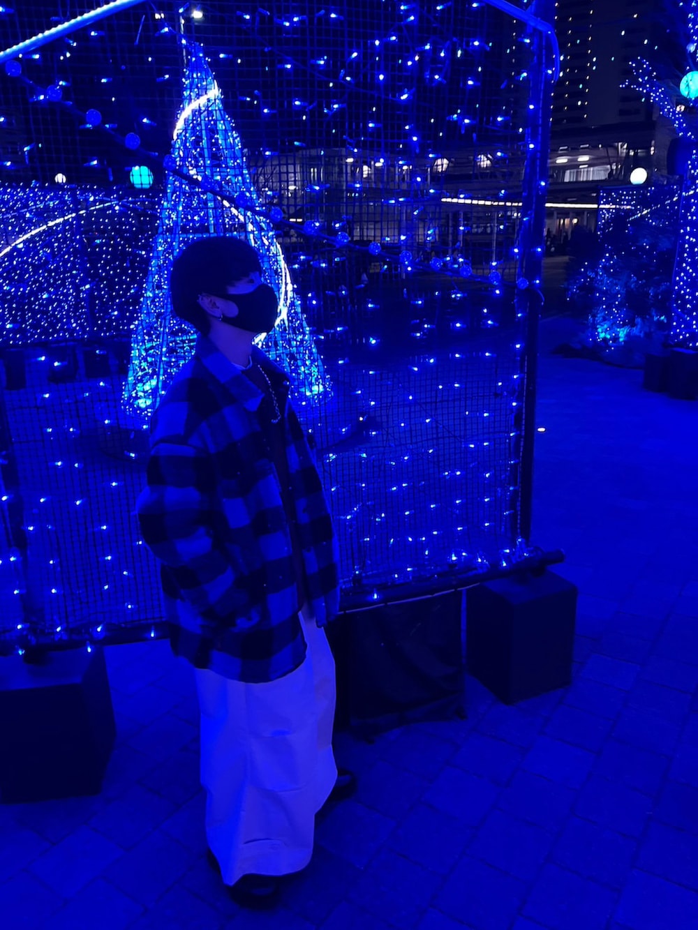 オレンジ系のニット/セーター、ホワイト系のその他パンツ、ホワイト系のシャツ/ブラウスを着用したメンズの冬コーディネートの3枚目の写真