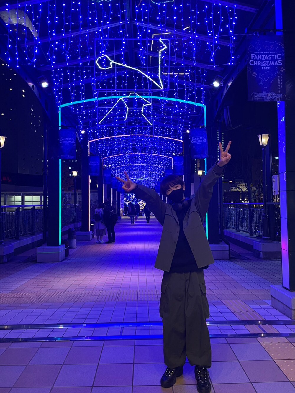 ブラック系のパーカー、グリーン系のシャツ/ブラウス、グリーン系のカーゴパンツを着用したメンズの冬コーディネートの3枚目の写真