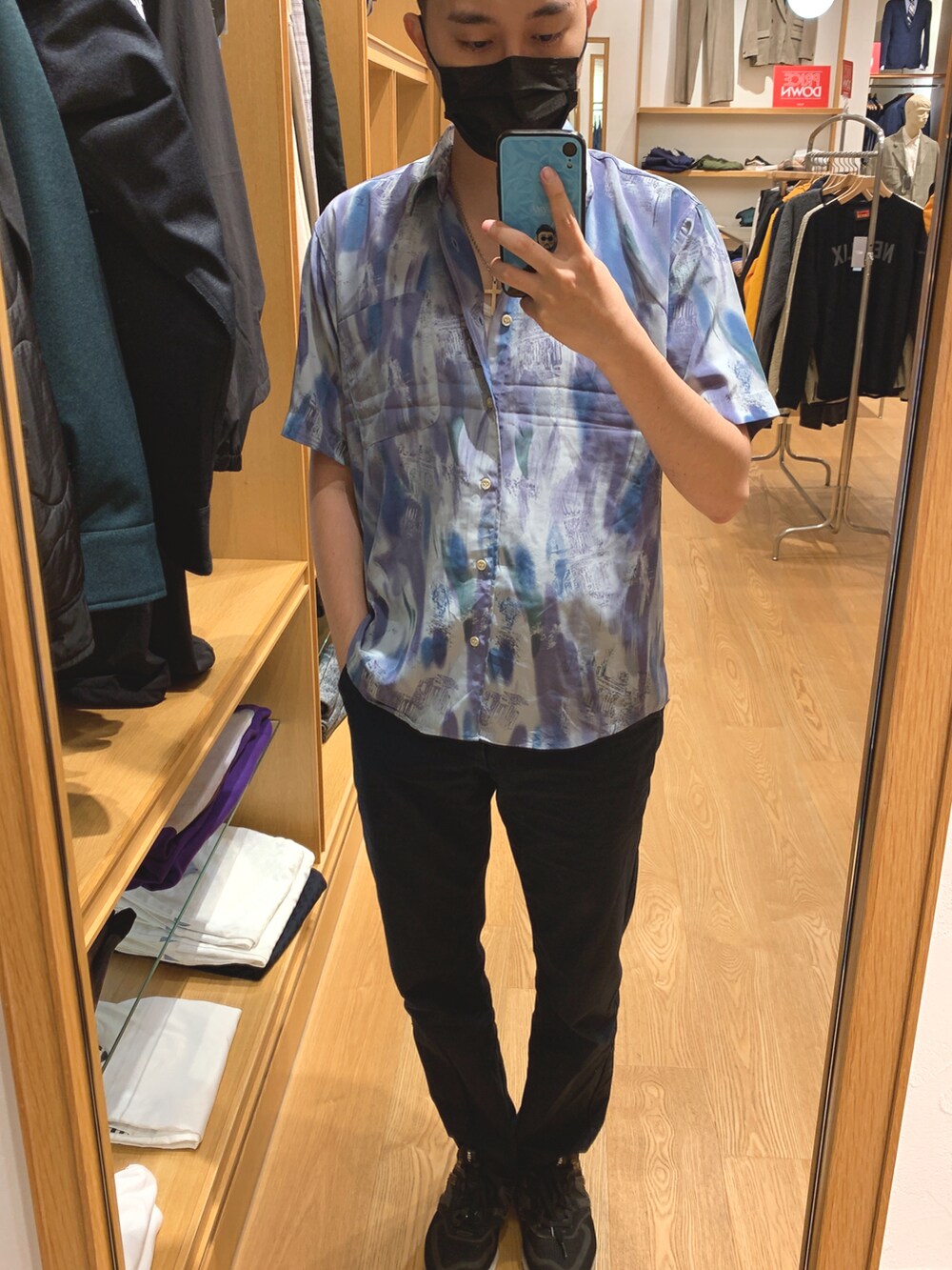 ブラック系のパンツを着用したメンズの秋コーディネートの2枚目の写真