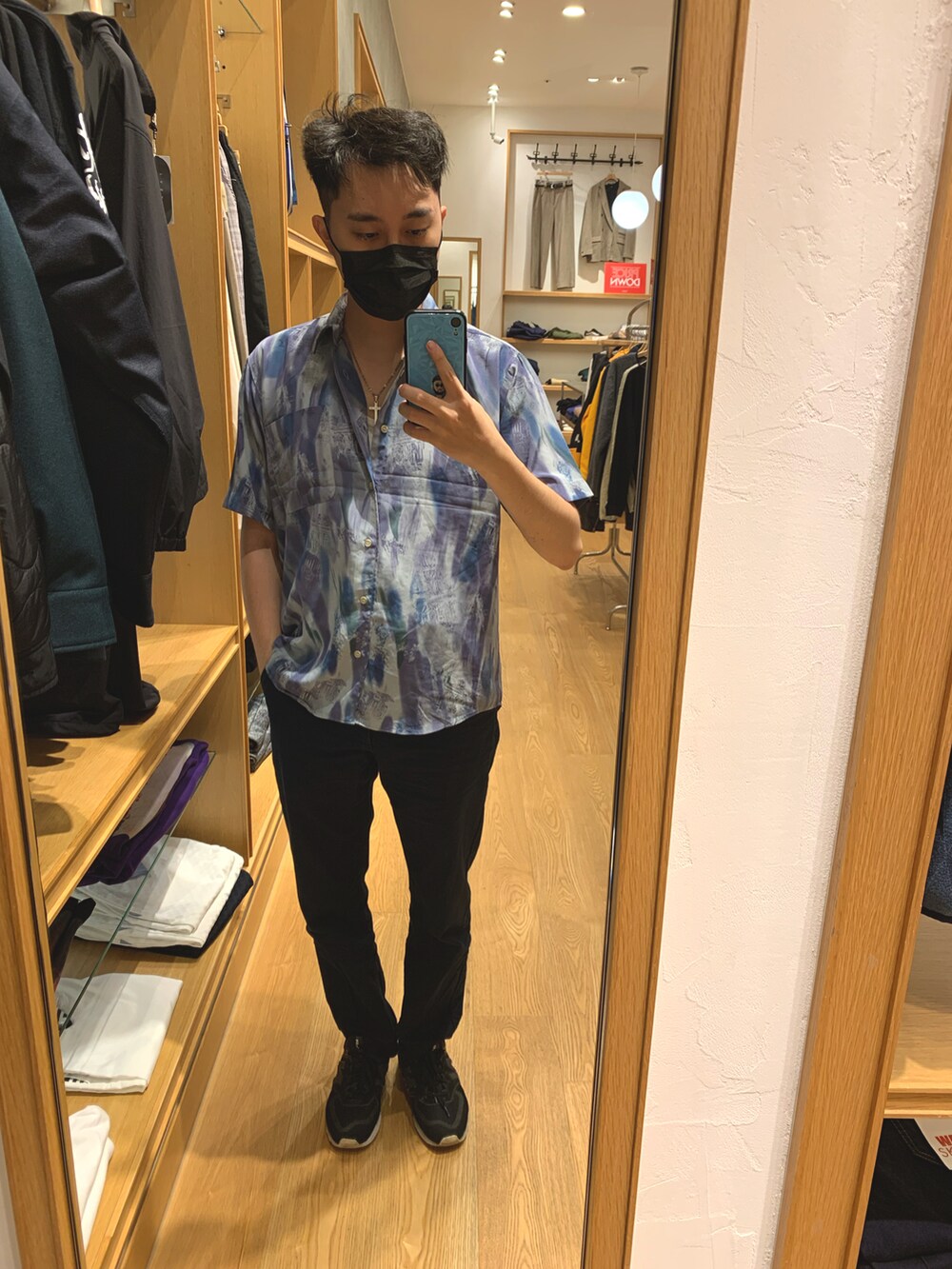 ブラック系のパンツを着用したメンズの秋コーディネートの3枚目の写真