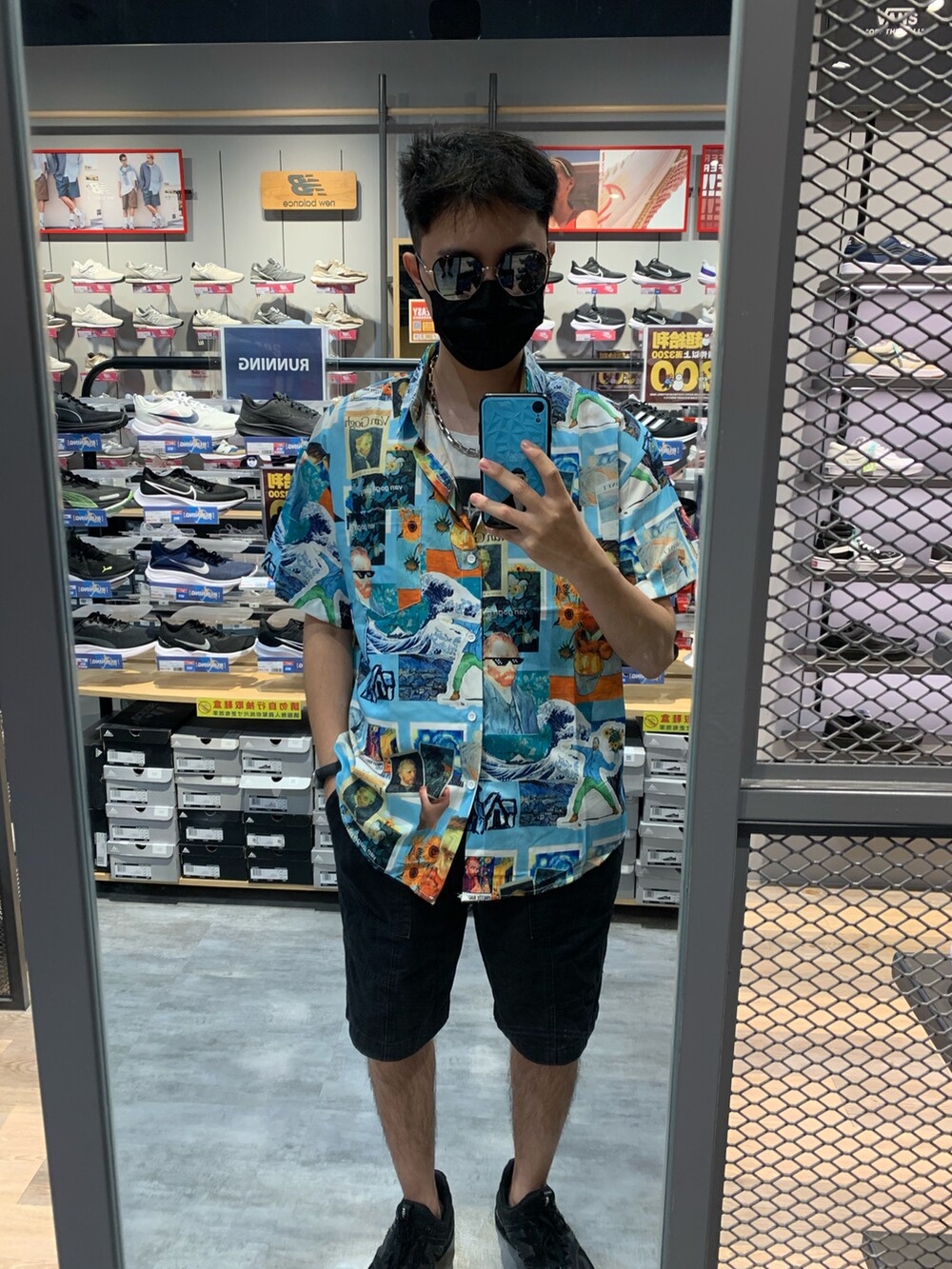 ブラック系のパンツを着用したメンズの秋コーディネートの2枚目の写真