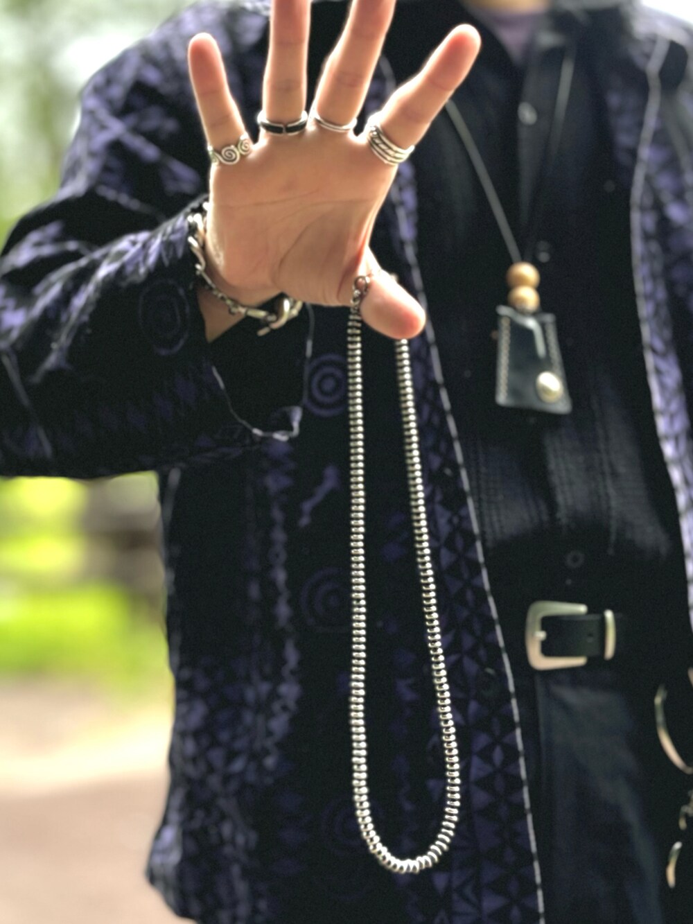 ブラック系のその他シューズ、ブラック系のその他パンツ、パープル系のシャツ/ブラウスを着用したメンズの夏コーディネートの2枚目の写真