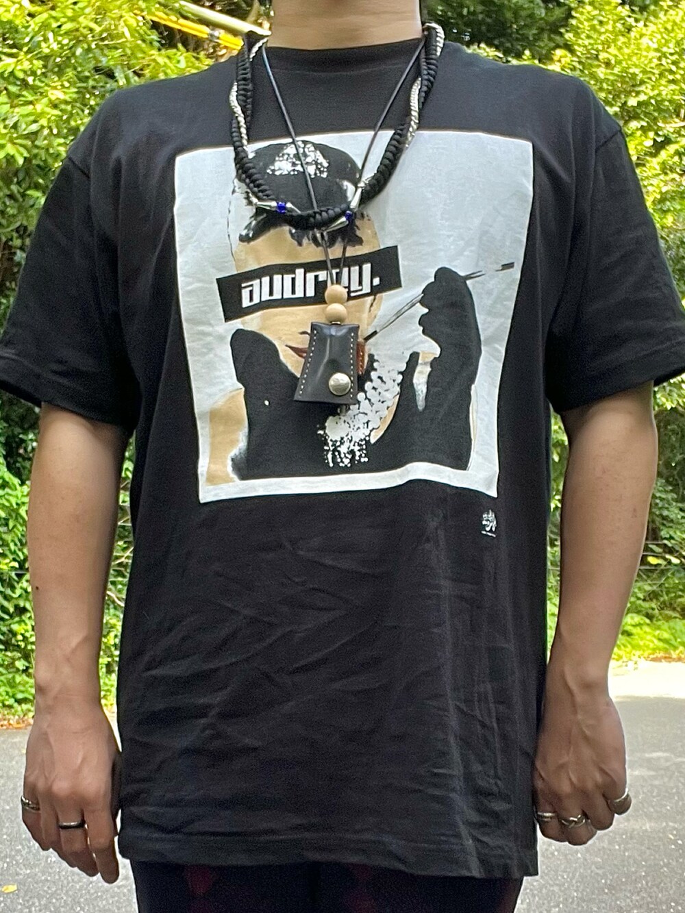 ブラック系のサンダル、パープル系のその他パンツ、ブラック系のTシャツ/カットソーを着用したメンズの夏コーディネートの3枚目の写真