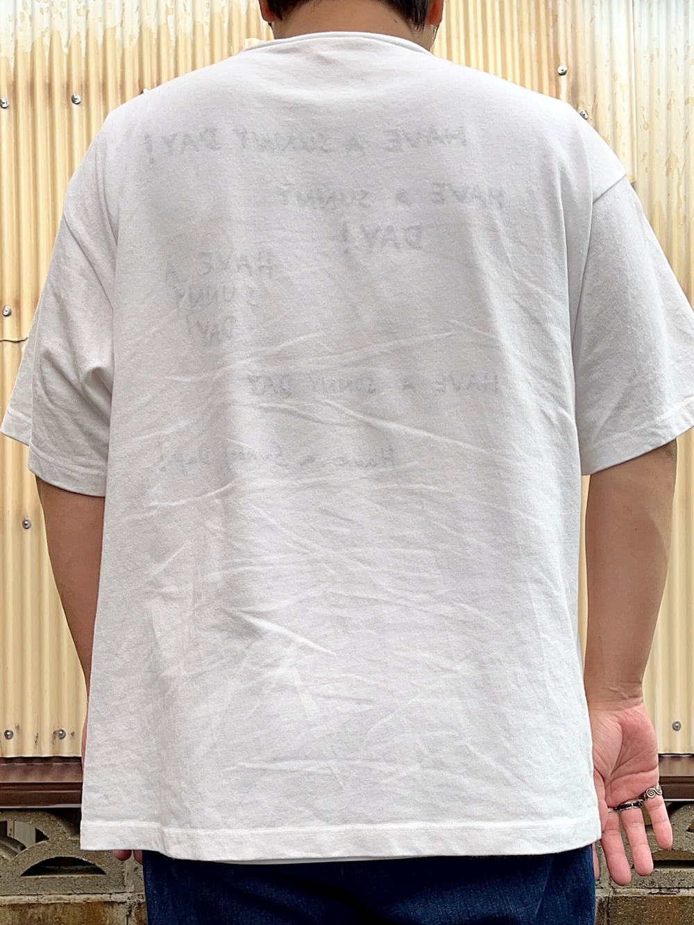 ベージュ系のサンダル、その他のデニムパンツ、ホワイト系のTシャツ/カットソーを着用したメンズの夏コーディネートの2枚目の写真