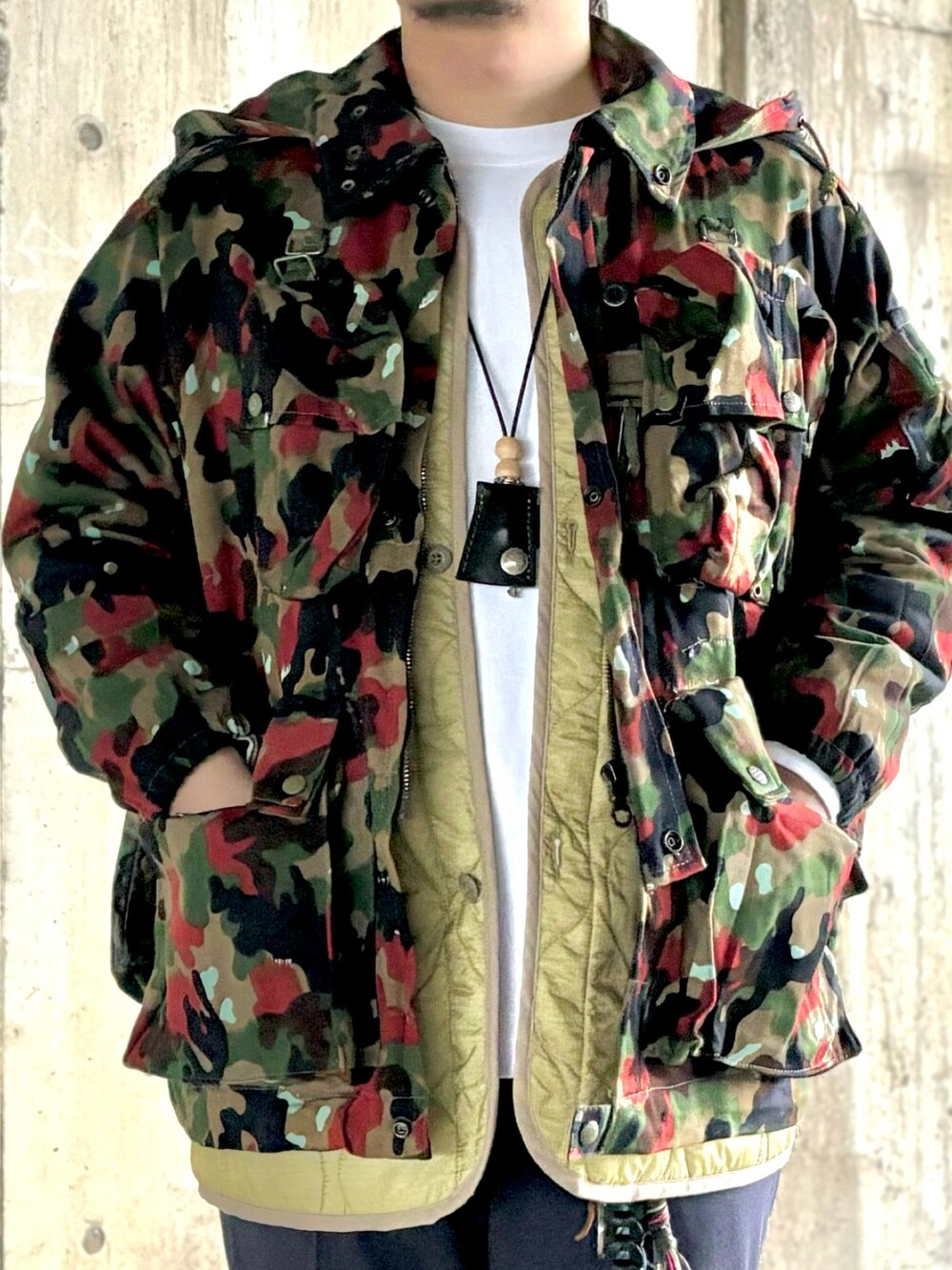 イエロー系のスニーカー、ブルー系のスラックス、その他のミリタリージャケットを着用したメンズの冬コーディネートの4枚目の写真