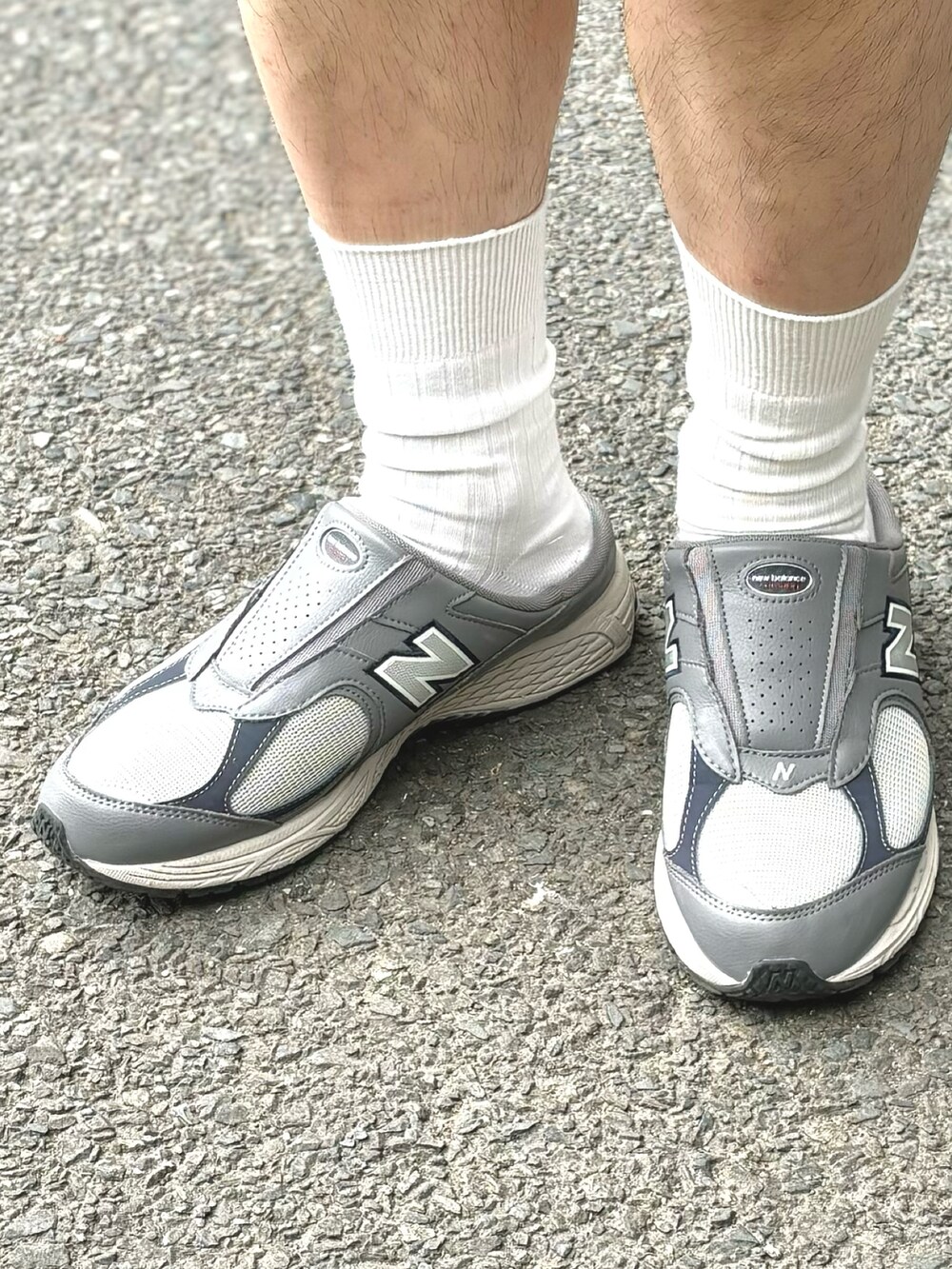 ブラック系のTシャツ/カットソー、ブラック系のカーゴパンツ、グレー系のスニーカーを着用したメンズの夏コーディネートの2枚目の写真