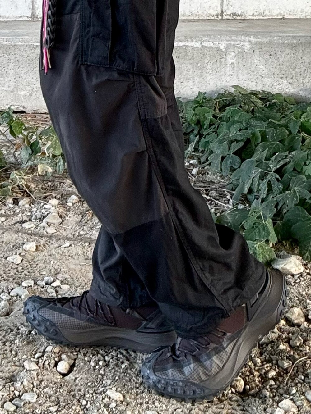 ブラック系のスニーカー、ブラック系のカーゴパンツ、ブラウン系のシャツ/ブラウスを着用したメンズの秋コーディネートの5枚目の写真