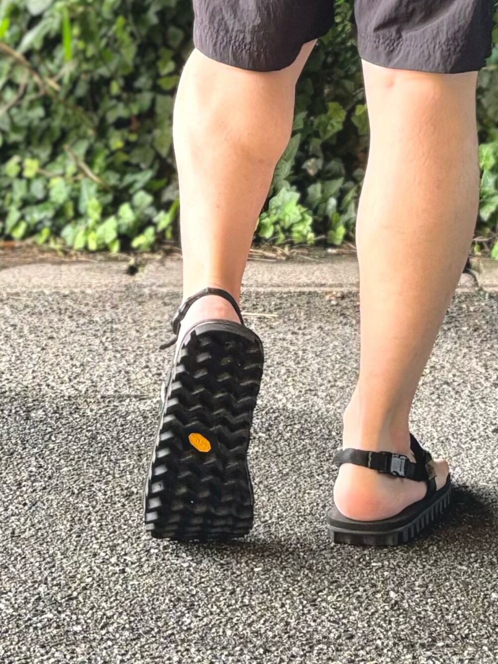 ブラック系のシャツ/ブラウス、ブラック系のサンダル、ブラック系のTシャツ/カットソーを着用したメンズの夏コーディネートの2枚目の写真