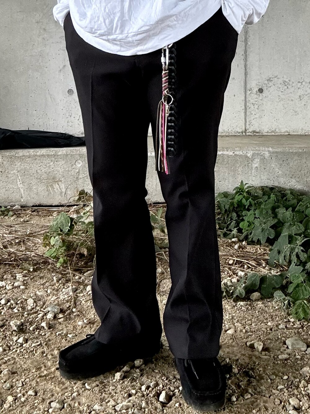 ブラック系のモカシン/デッキシューズ、ブラック系のスラックス、グレー系のブルゾンを着用したメンズの秋コーディネートの3枚目の写真