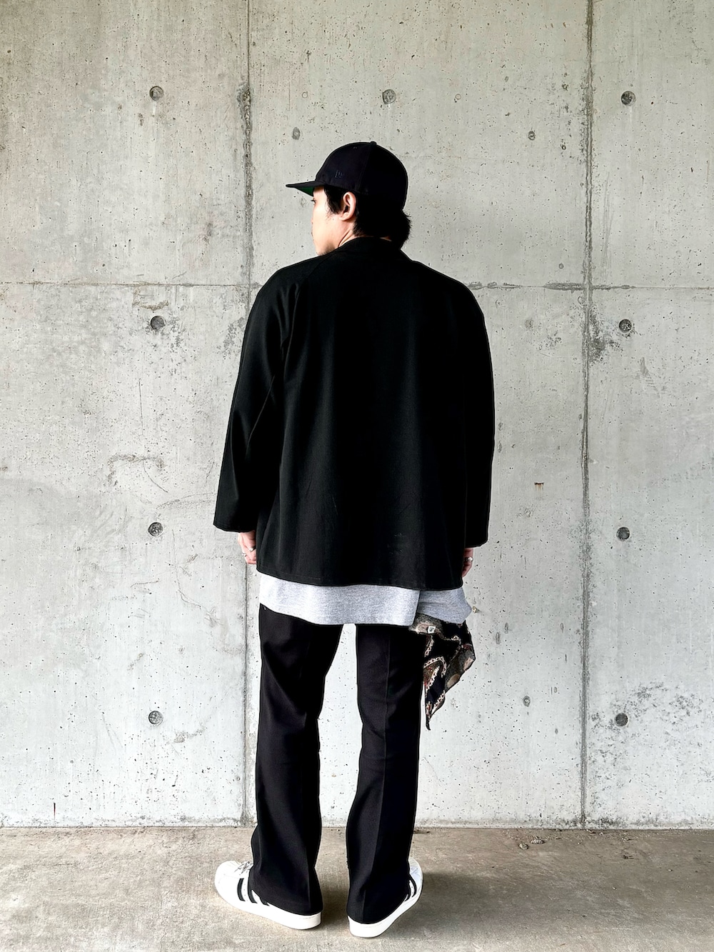 「秋っぽコーデ更新中、秋コーデ、ootd、outfit、メンズファッション、きれいめカジュアル、キャップ、ジャケット、SUNNY SPORTS、Tシャツ、BEAMS、スラックス、スニーカー、adidas、スーパースター」｜「adidasのアイテム（スニーカー、ホワイト系）」を使った、ikoka_89さん（メンズ・172cm）の秋コーディネートの2枚目の写真