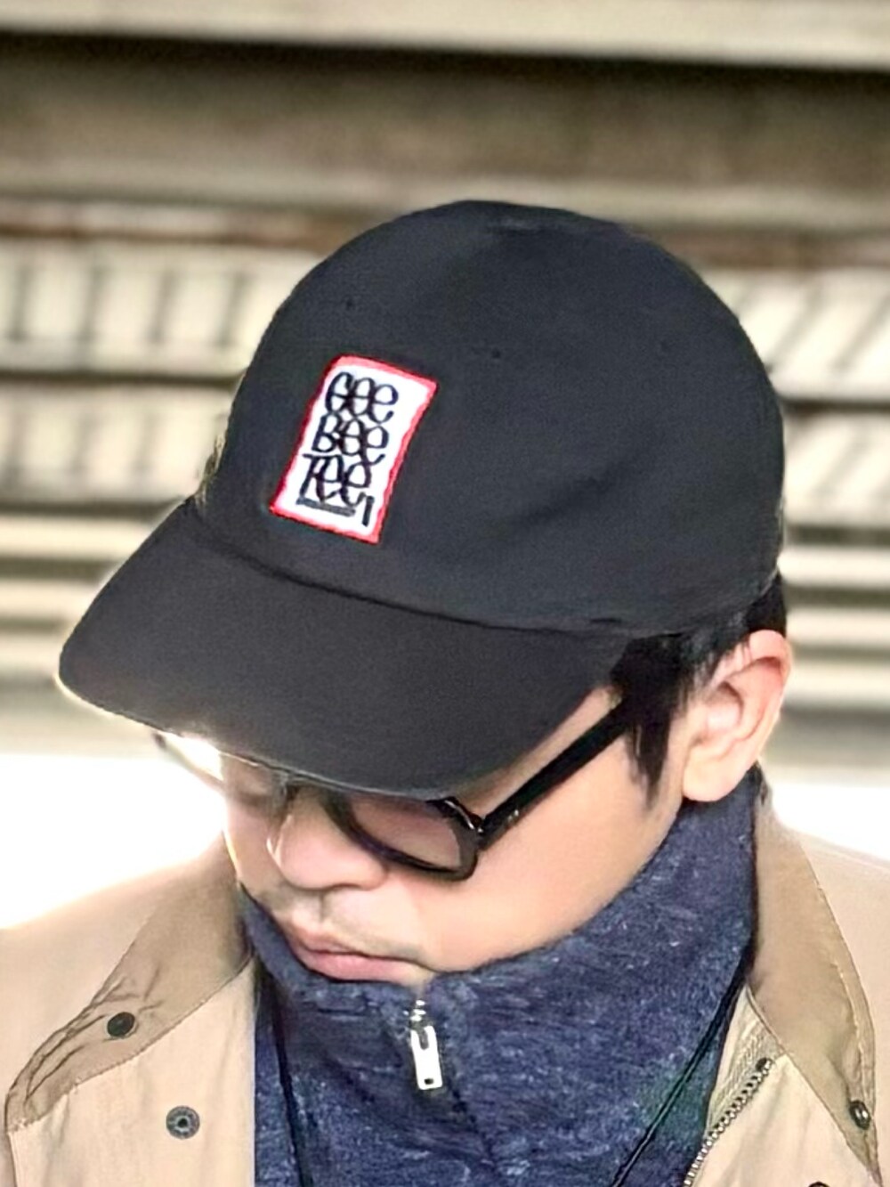 ブラック系のモカシン/デッキシューズ、ブラック系のスウェットパンツ、ブラウン系のモッズコートを着用したメンズの冬コーディネートの3枚目の写真