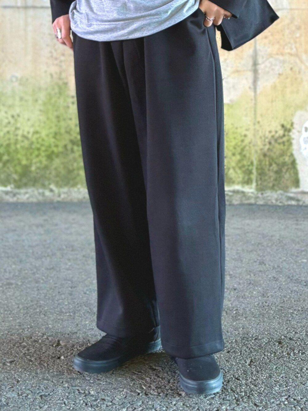 ブラック系のミリタリージャケット、グレー系のTシャツ/カットソー、ブラック系のブルゾンを着用したメンズの冬コーディネートの5枚目の写真