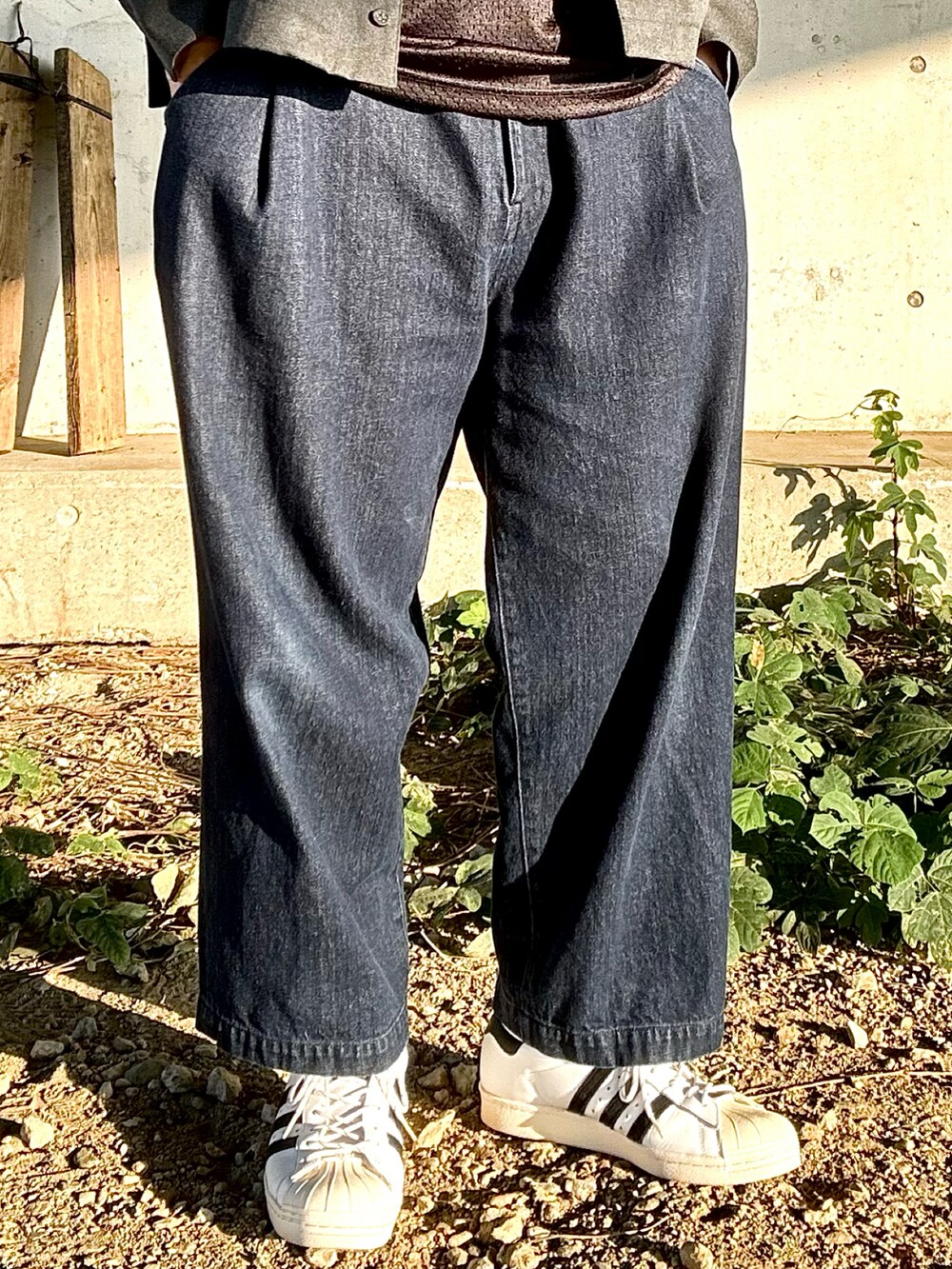 ホワイト系のスニーカー、その他のデニムパンツ、グレー系のテーラードジャケットを着用したメンズの秋コーディネートの3枚目の写真