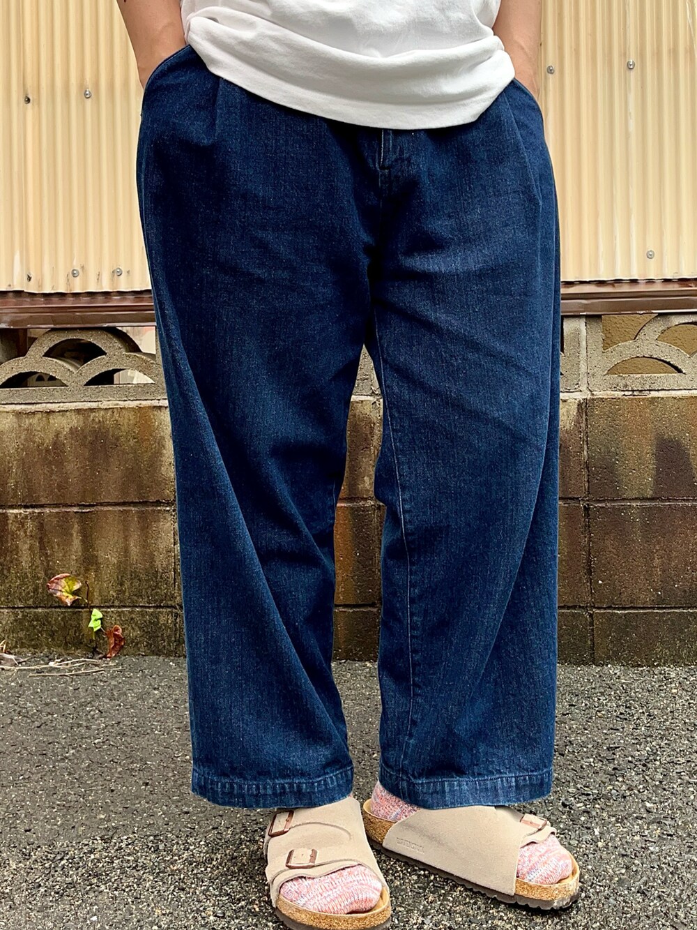 ベージュ系のサンダル、その他のデニムパンツ、ホワイト系のTシャツ/カットソーを着用したメンズの夏コーディネートの3枚目の写真