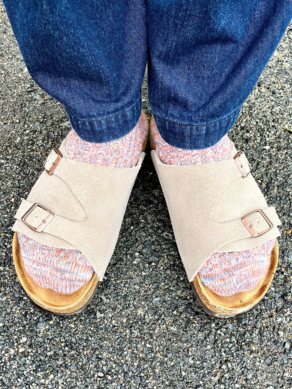 ベージュ系のサンダル、その他のデニムパンツ、ホワイト系のTシャツ/カットソーを着用したメンズの夏コーディネートの4枚目の写真