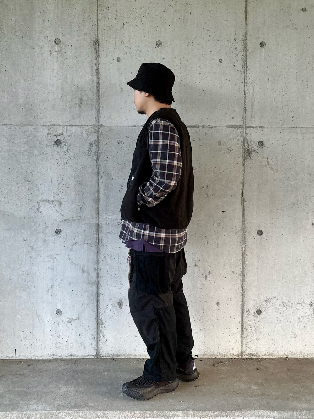 ブラック系のスニーカー、ブラック系のカーゴパンツ、ブラウン系のシャツ/ブラウスを着用したメンズの秋コーディネートの2枚目の写真