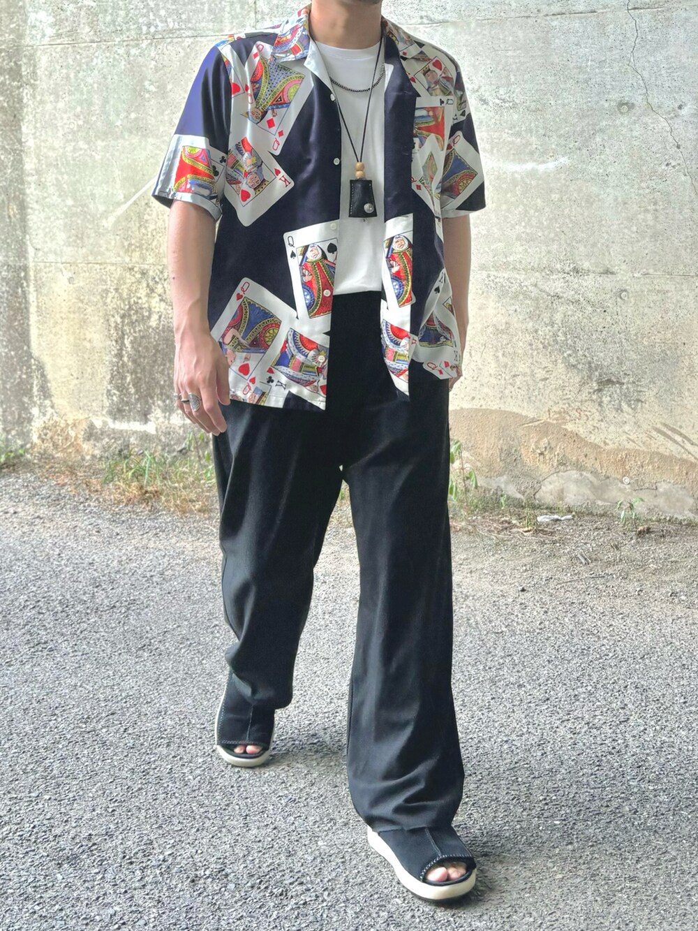 ブラック系のサンダル、ブラック系のスラックス、ブルー系のシャツ/ブラウスを着用したメンズの夏コーディネートの2枚目の写真