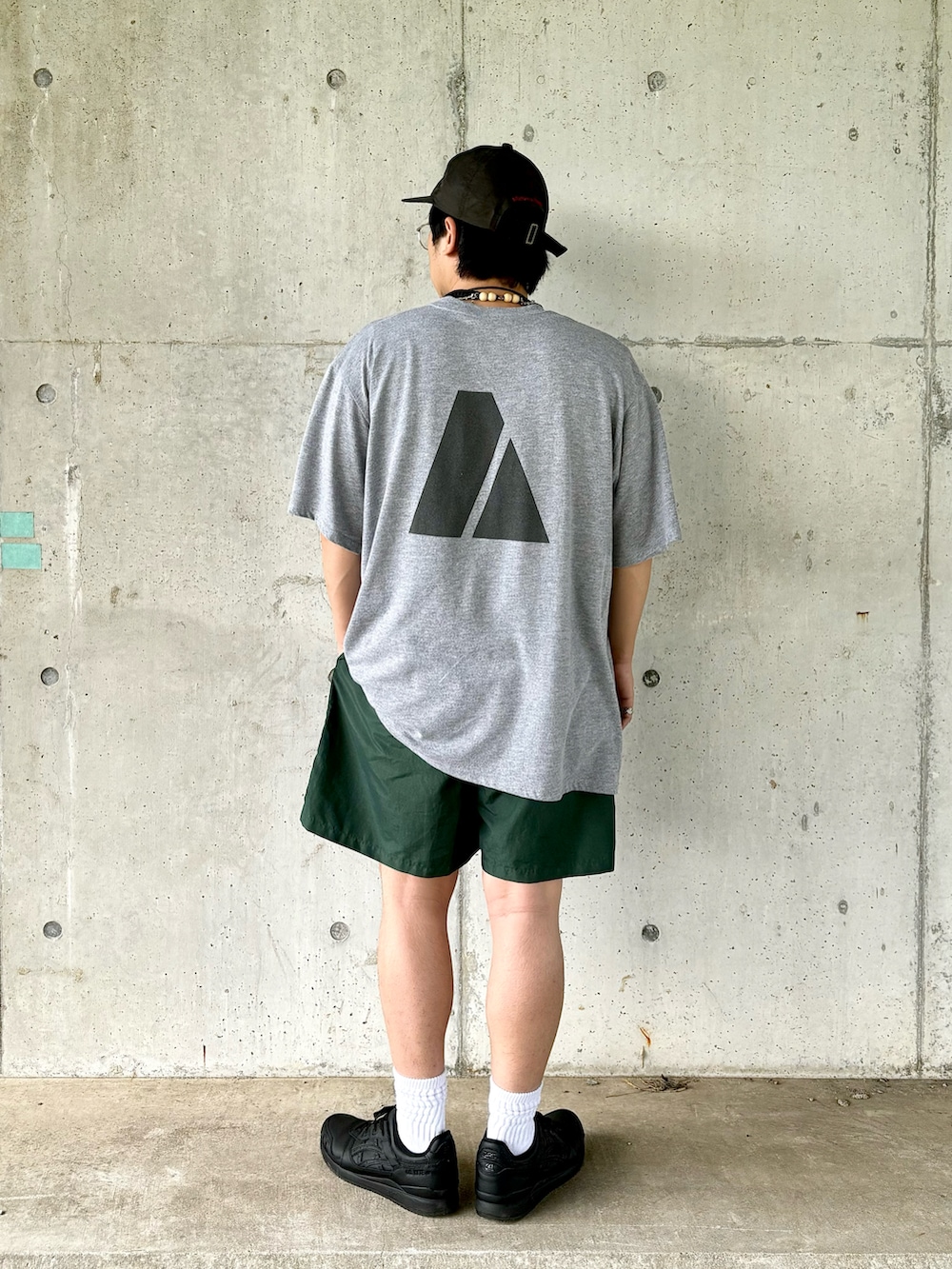 ブラック系のスニーカー、グリーン系のその他パンツ、グレー系のTシャツ/カットソーを着用したメンズの秋コーディネートの2枚目の写真