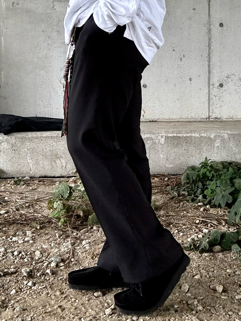 ブラック系のモカシン/デッキシューズ、ブラック系のスラックス、グレー系のブルゾンを着用したメンズの秋コーディネートの4枚目の写真