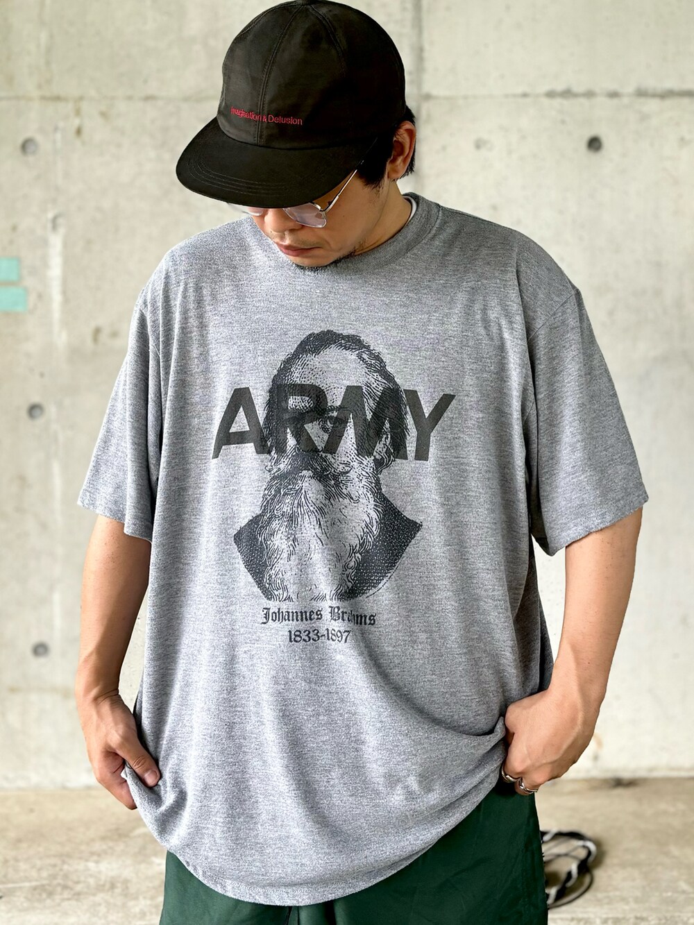 ブラック系のスニーカー、グリーン系のその他パンツ、グレー系のTシャツ/カットソーを着用したメンズの秋コーディネートの3枚目の写真