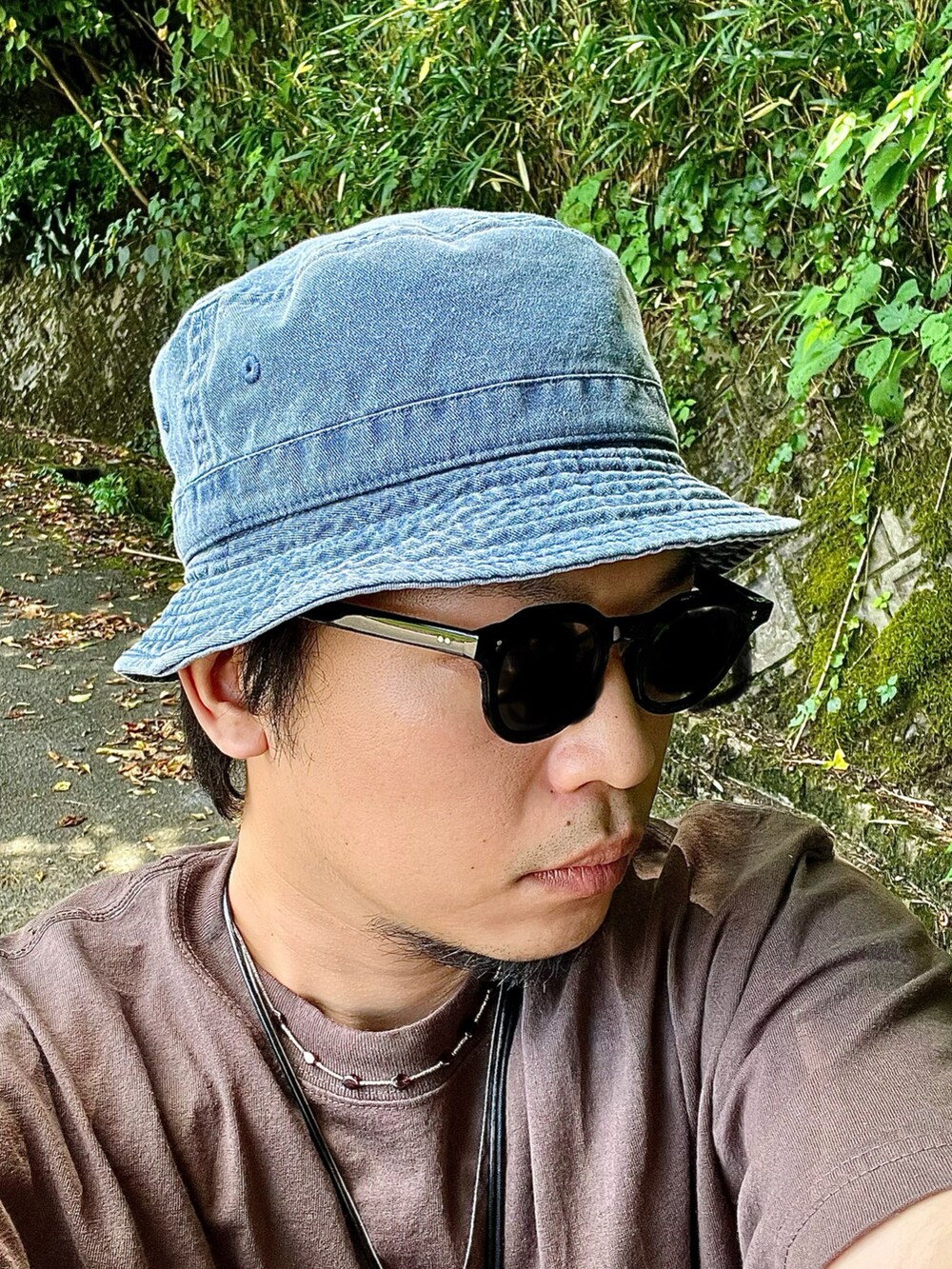 ベージュ系のサンダル、グリーン系のカーゴパンツ、ブラック系のタンクトップを着用したメンズの夏コーディネートの5枚目の写真