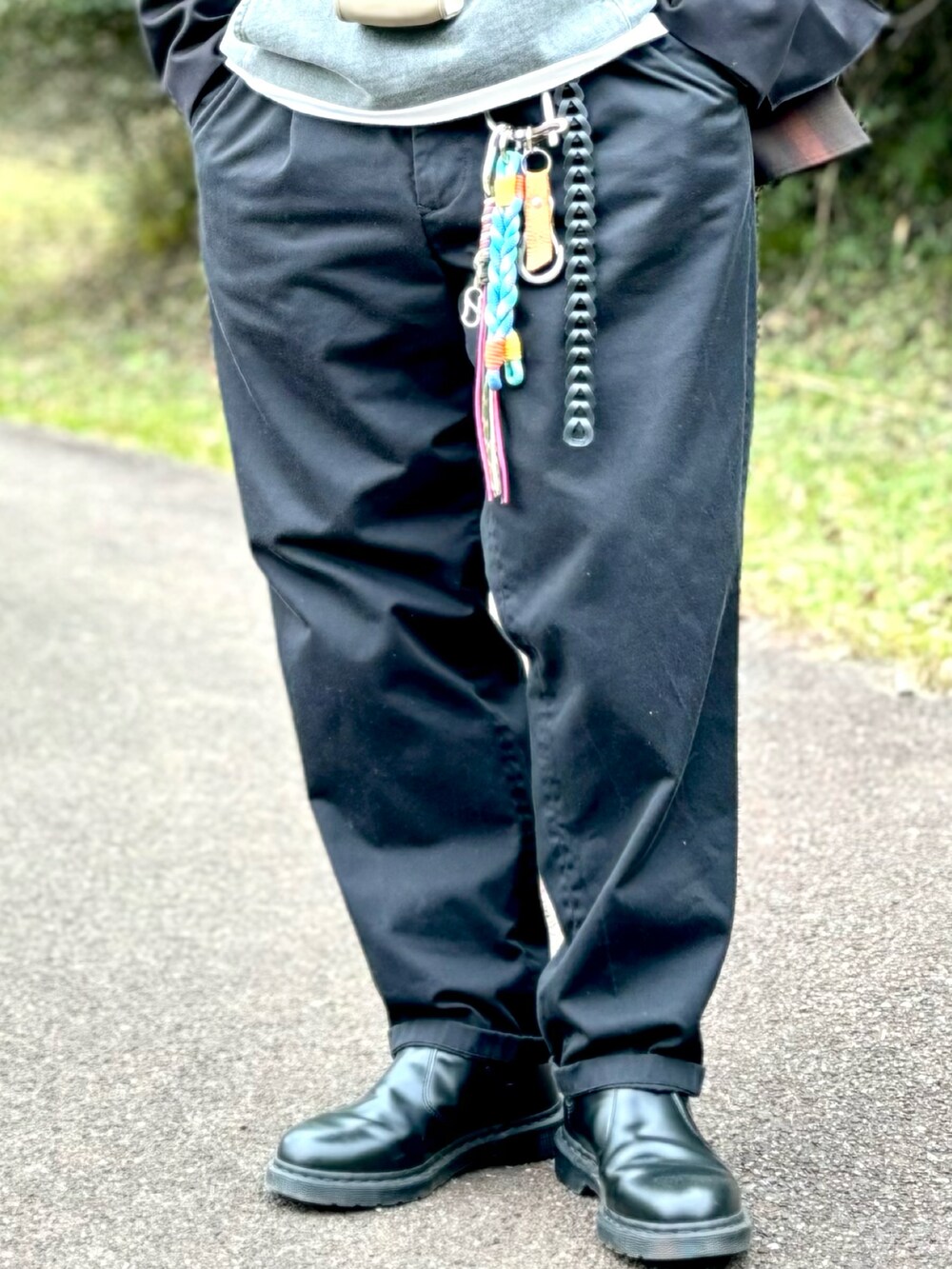 ブラック系のブーツ、ブラック系のチノパンツ、ブラック系のミリタリージャケットを着用したメンズの冬コーディネートの5枚目の写真