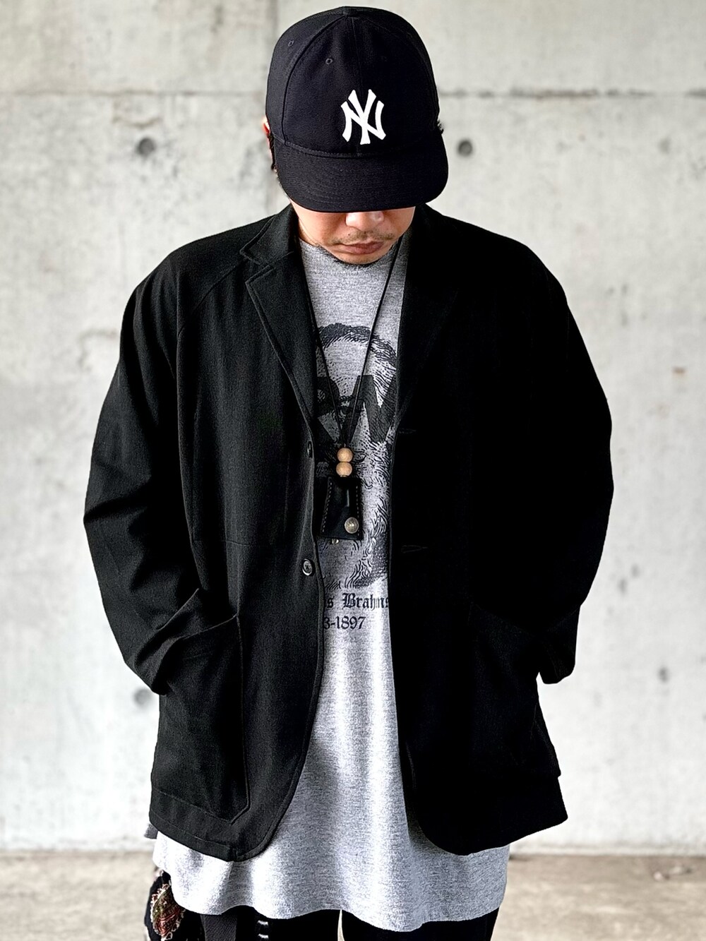 「秋っぽコーデ更新中、秋コーデ、ootd、outfit、メンズファッション、きれいめカジュアル、キャップ、ジャケット、SUNNY SPORTS、Tシャツ、BEAMS、スラックス、スニーカー、adidas、スーパースター」｜「adidasのアイテム（スニーカー、ホワイト系）」を使った、ikoka_89さん（メンズ・172cm）の秋コーディネートの3枚目の写真
