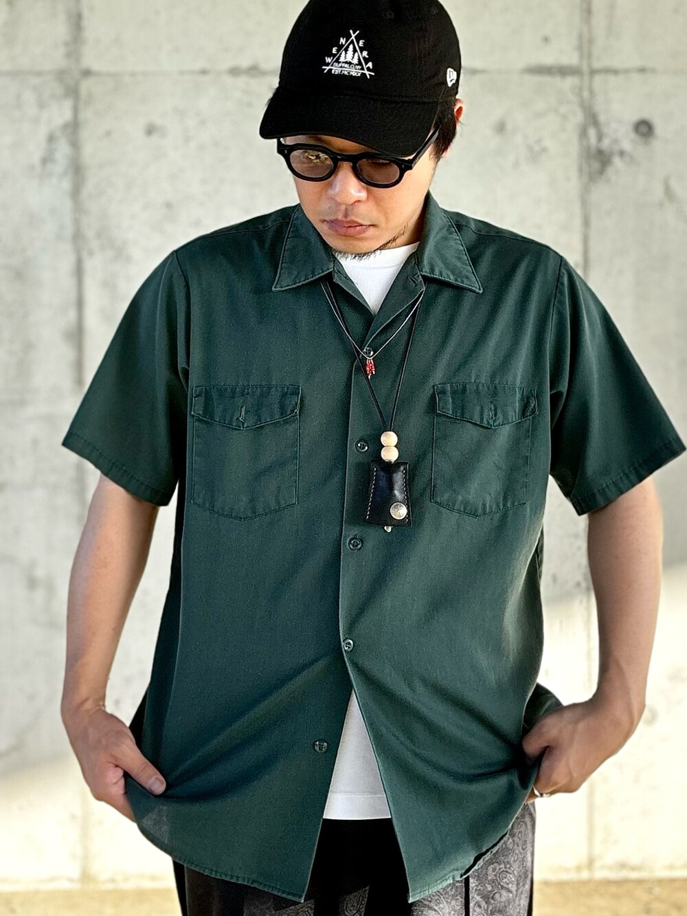 ブラック系のローファー、ブラック系のその他パンツ、グリーン系のシャツ/ブラウスを着用したメンズの秋コーディネートの3枚目の写真