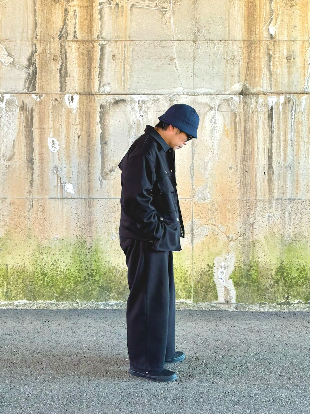 ブラック系のミリタリージャケット、グレー系のTシャツ/カットソー、ブラック系のブルゾンを着用したメンズの冬コーディネートの2枚目の写真