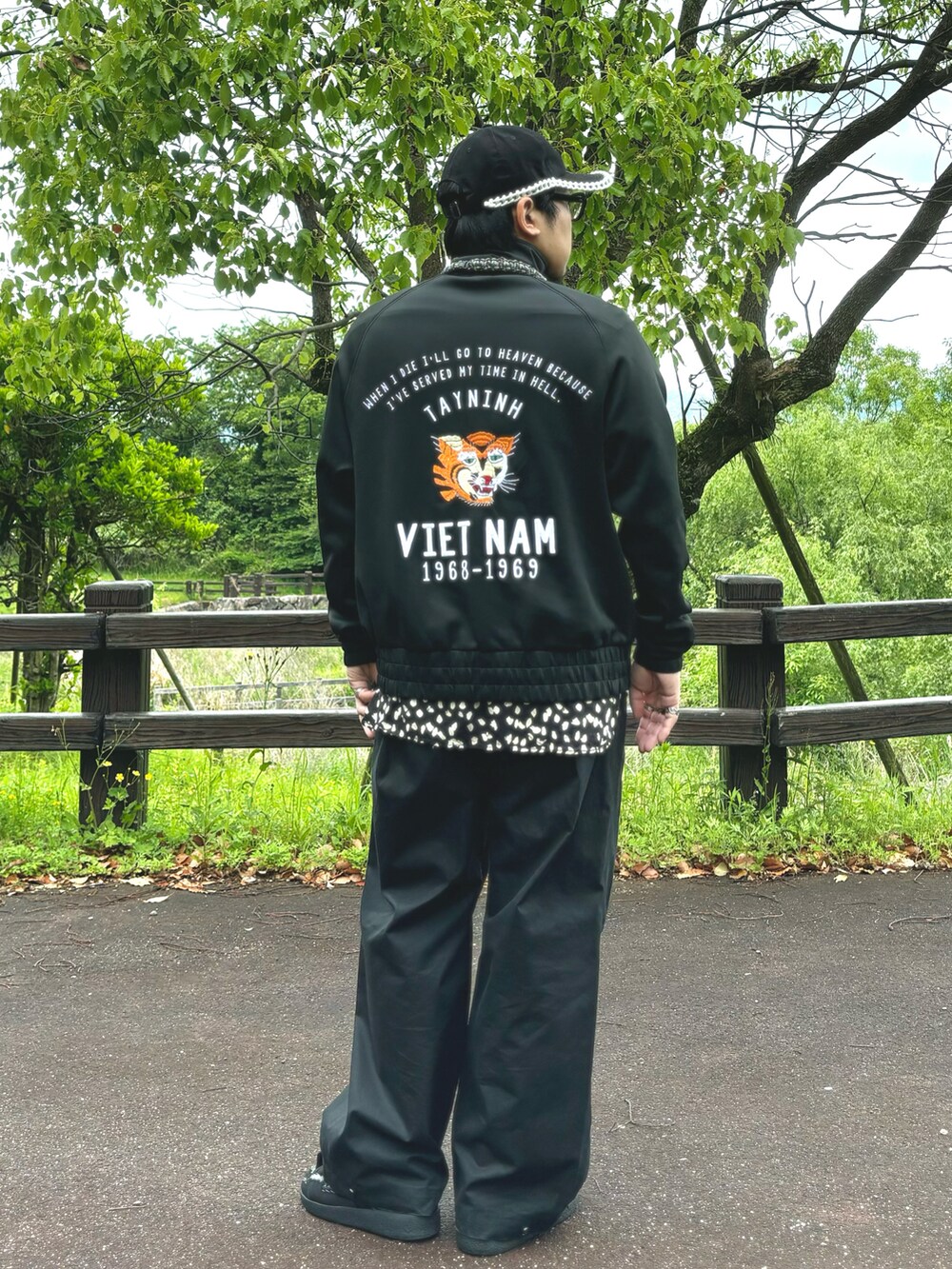 ブラック系のジャージ、ブラック系のシャツ/ブラウス、ブラック系のその他パンツを着用したメンズの春コーディネートの2枚目の写真