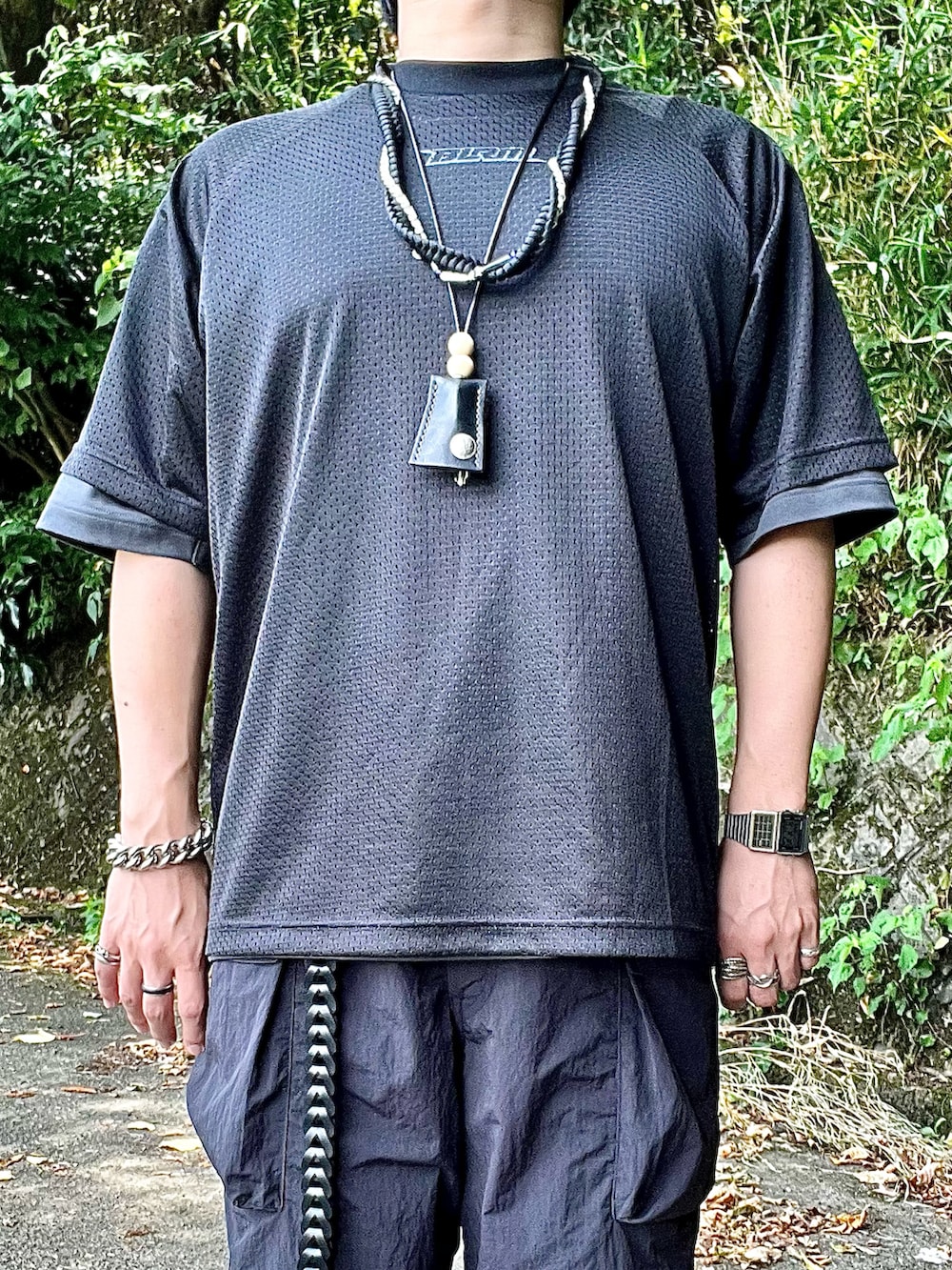 ホワイト系のスニーカー、ブラック系のカーゴパンツ、ブラック系のTシャツ/カットソーを着用したメンズの夏コーディネートの2枚目の写真
