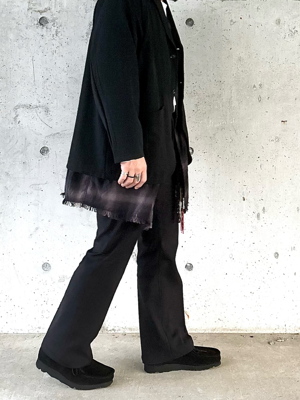 ブラック系のモカシン/デッキシューズ、ブラック系のスラックス、ブラウン系のシャツ/ブラウスを着用したメンズの秋コーディネートの3枚目の写真