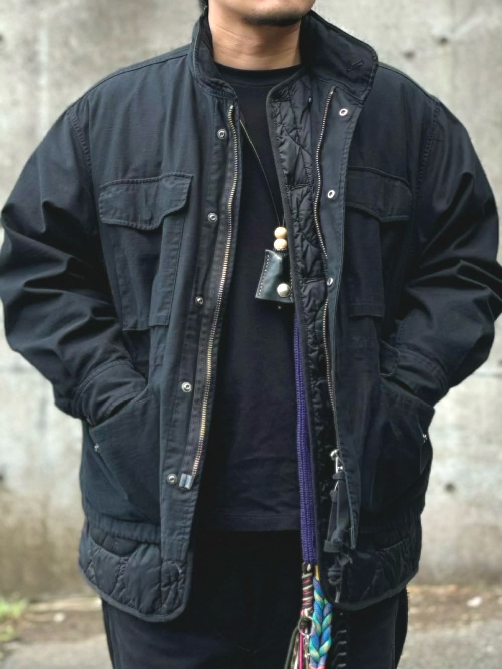 イエロー系のスニーカー、ブラック系のその他パンツ、ブラック系のTシャツ/カットソーを着用したメンズの冬コーディネートの3枚目の写真