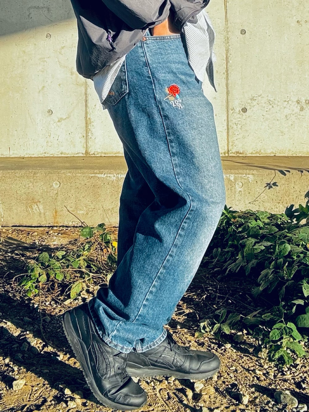 ブラック系のスニーカー、ブルー系のデニムパンツ、ブルー系のシャツ/ブラウスを着用したメンズの秋コーディネートの4枚目の写真