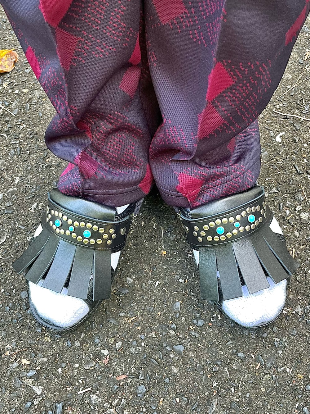 ブラック系のサンダル、パープル系のその他パンツ、ブラック系のTシャツ/カットソーを着用したメンズの夏コーディネートの5枚目の写真