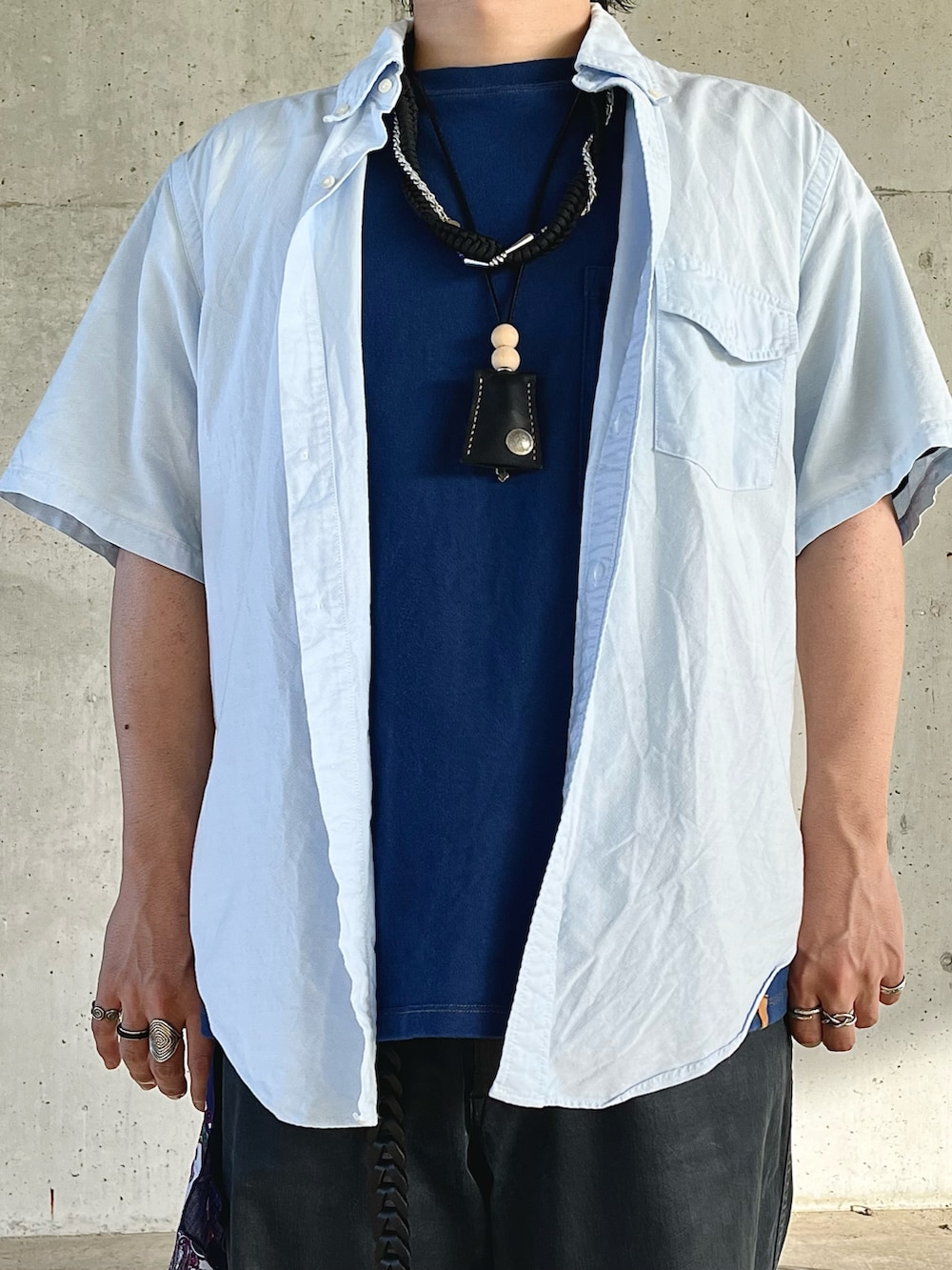 ホワイト系のスニーカー、ブルー系のその他パンツ、ブルー系のTシャツ/カットソーを着用したメンズの夏コーディネートの2枚目の写真