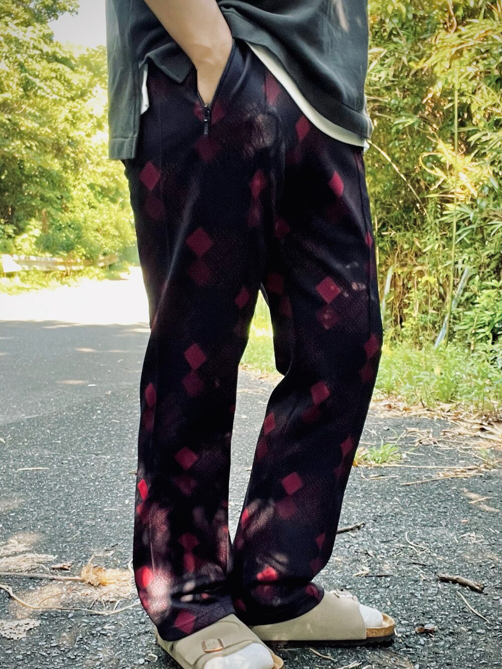 ベージュ系のサンダル、パープル系のその他パンツ、グレー系のポロシャツを着用したメンズの夏コーディネートの4枚目の写真