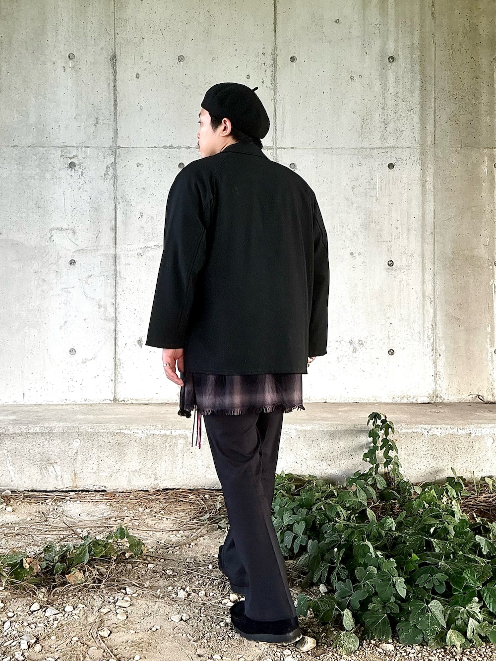 ブラック系のモカシン/デッキシューズ、ブラック系のスラックス、ブラウン系のシャツ/ブラウスを着用したメンズの秋コーディネートの4枚目の写真