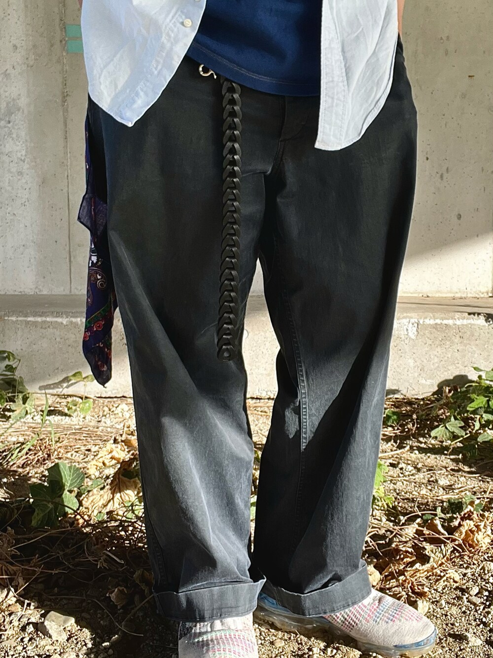 ホワイト系のスニーカー、ブルー系のその他パンツ、ブルー系のTシャツ/カットソーを着用したメンズの夏コーディネートの3枚目の写真