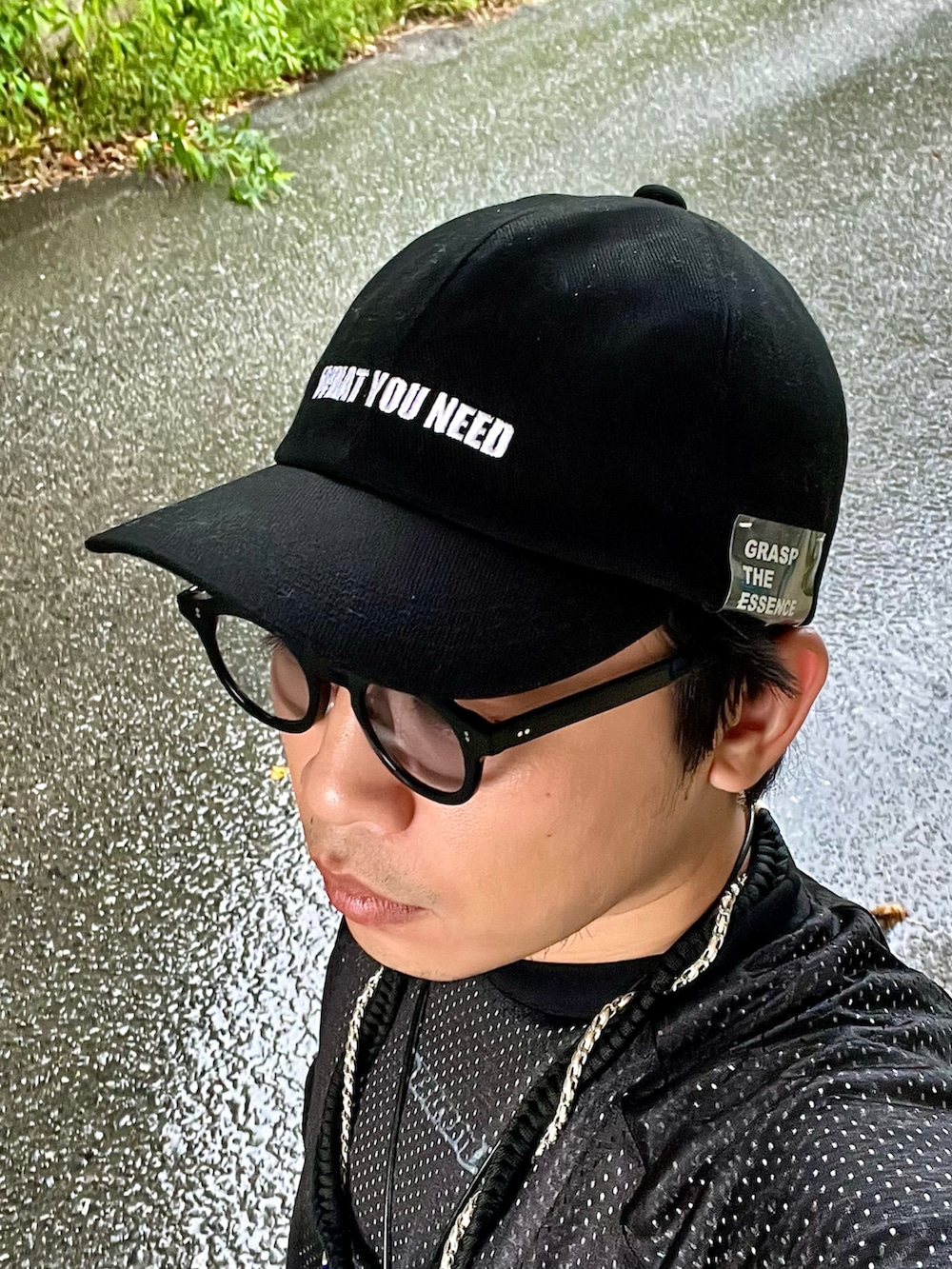 ブラック系のスニーカー、ブラック系のスラックス、ブラック系のTシャツ/カットソーを着用したメンズの夏コーディネートの5枚目の写真