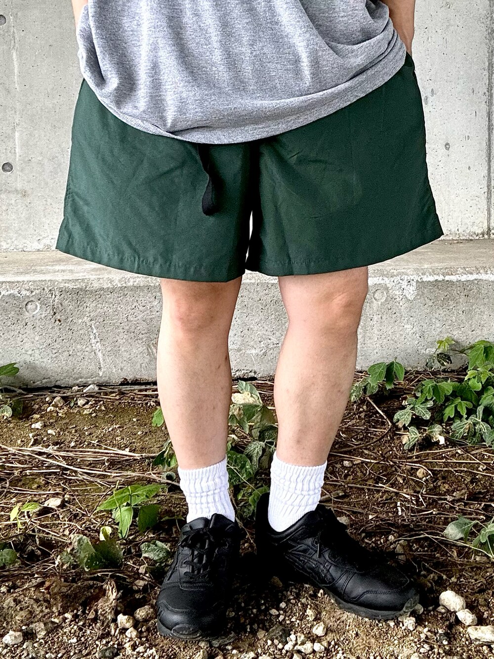 ブラック系のスニーカー、グリーン系のその他パンツ、グレー系のTシャツ/カットソーを着用したメンズの秋コーディネートの4枚目の写真