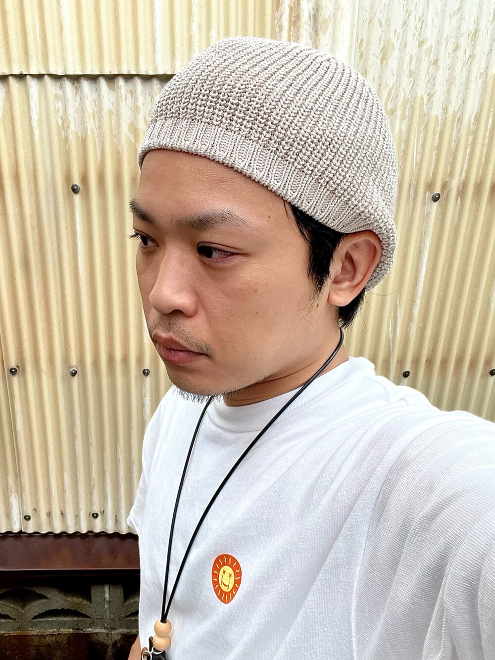 ベージュ系のサンダル、その他のデニムパンツ、ホワイト系のTシャツ/カットソーを着用したメンズの夏コーディネートの5枚目の写真