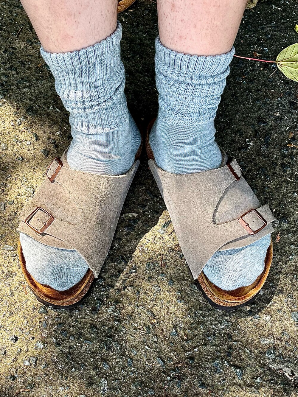 ベージュ系のサンダル、グリーン系のカーゴパンツ、ブラック系のタンクトップを着用したメンズの夏コーディネートの4枚目の写真