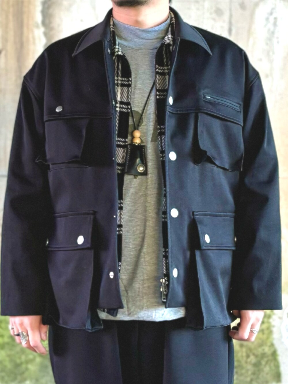 ブラック系のミリタリージャケット、グレー系のTシャツ/カットソー、ブラック系のブルゾンを着用したメンズの冬コーディネートの3枚目の写真