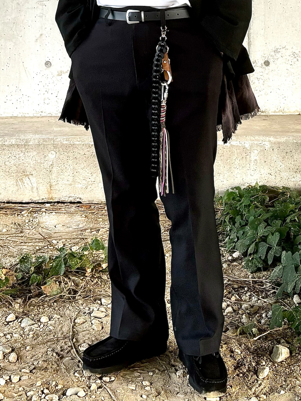 ブラック系のモカシン/デッキシューズ、ブラック系のスラックス、ブラウン系のシャツ/ブラウスを着用したメンズの秋コーディネートの5枚目の写真