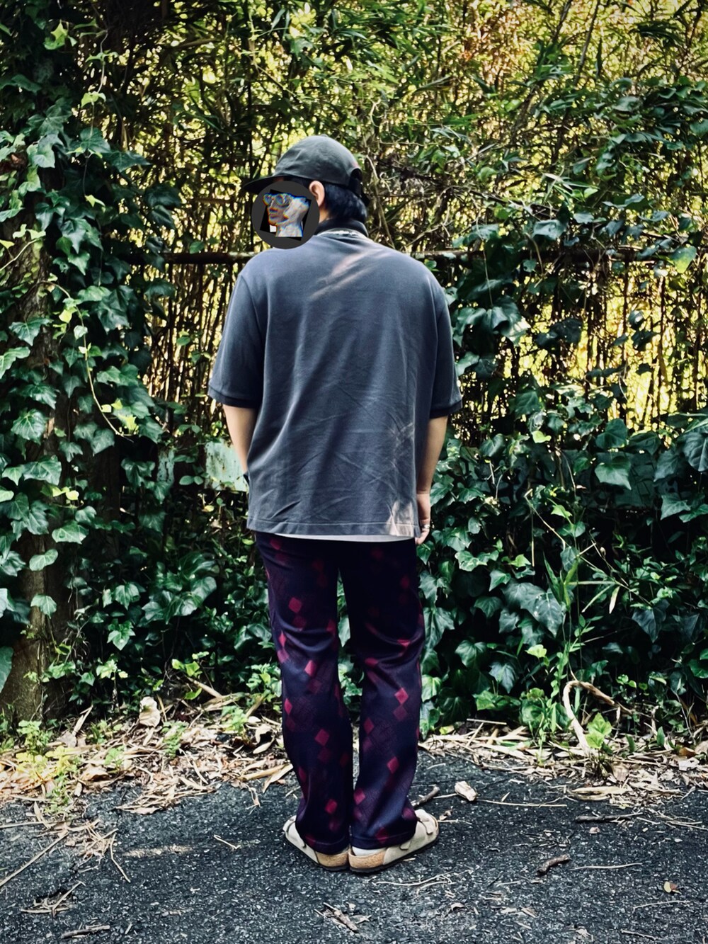 ベージュ系のサンダル、パープル系のその他パンツ、グレー系のポロシャツを着用したメンズの夏コーディネートの2枚目の写真